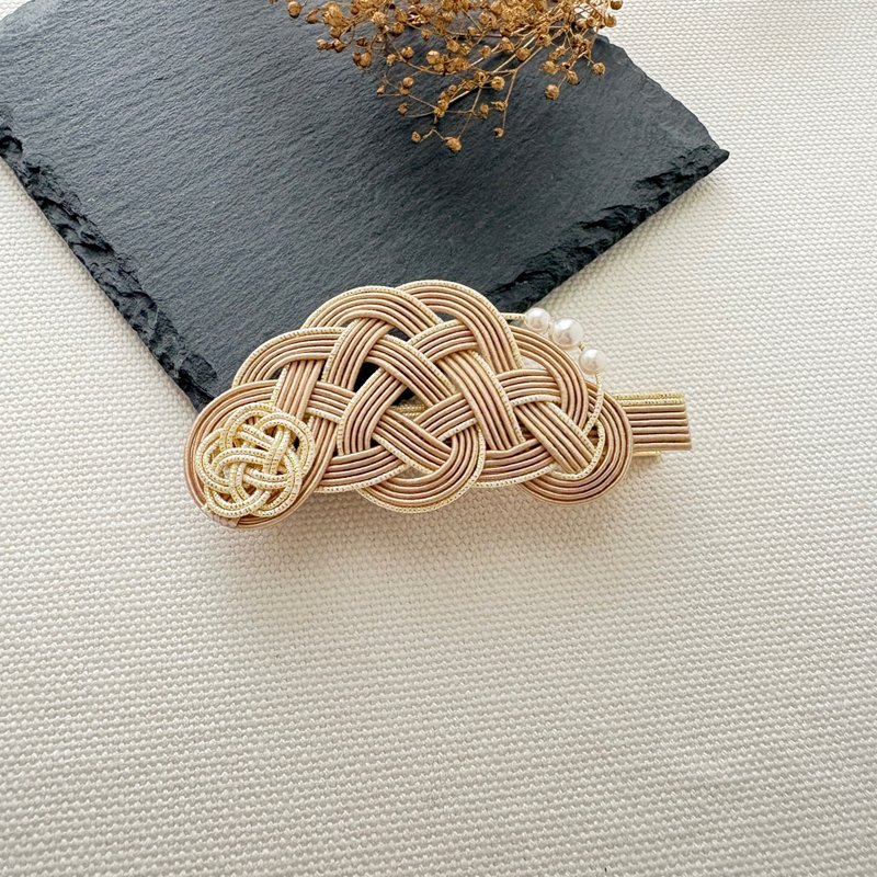 水引 / 米色 / 松结发夹 / 珍珠点缀增添气质 / 夹式设计轻松配戴 - 发饰 - 丝．绢 卡其色