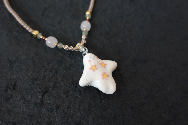 原创手工陶瓷项链拥抱抽象可爱串珠配饰小众吊坠独特设计饰品礼物 - 项链 - 陶 白色