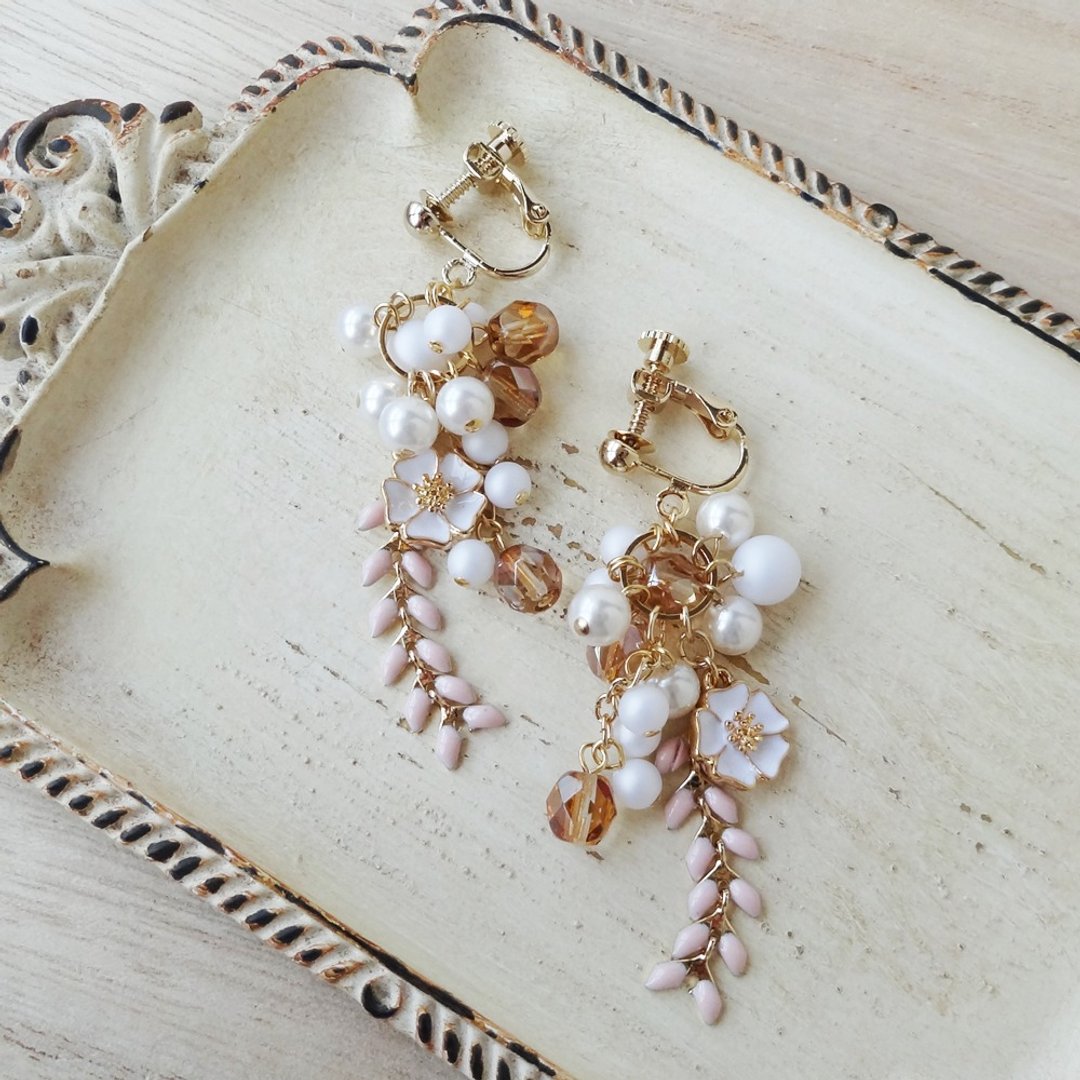 Clear floret and white pearl Earrings - 耳环/耳夹 - 其他金属 白色