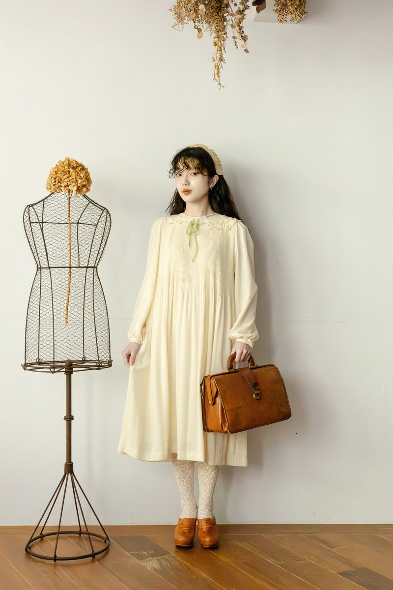 袅袅百货公司-Vintage 白色光泽暗纹圆领伞状洋装 - 洋装/连衣裙 - 聚酯纤维 