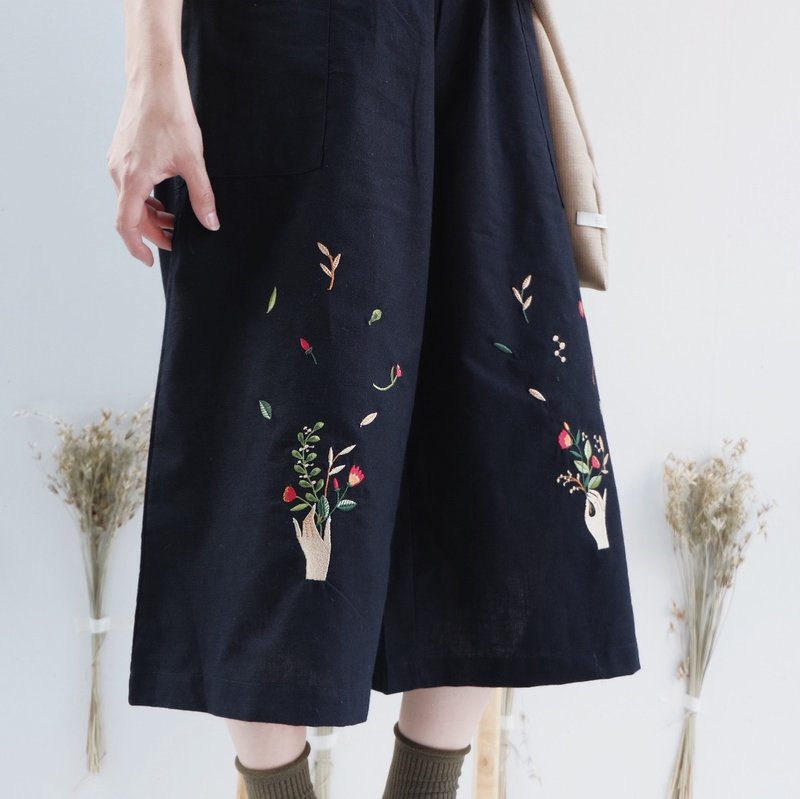 Flower in the hands-Culottes : BLACK - 女装长裤 - 棉．麻 黑色