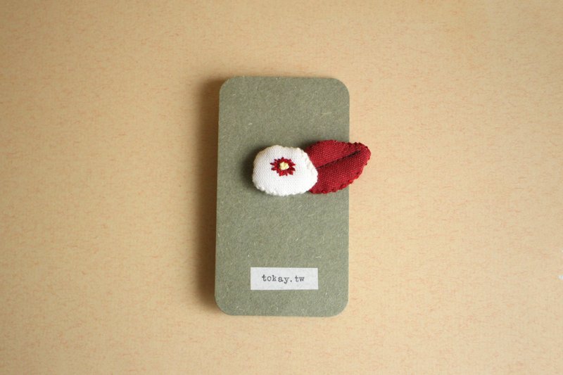 立体布花胸针 / 红纸扇 血萼花 刺绣胸针F - 胸针 - 绣线 红色