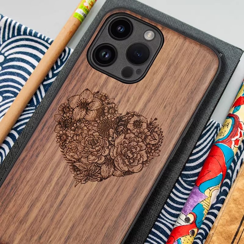 【免費客制】iPhone 17系列手機殼 iPhone木手機殼 實木 愛心與花 - 手机壳/手机套 - 木头 