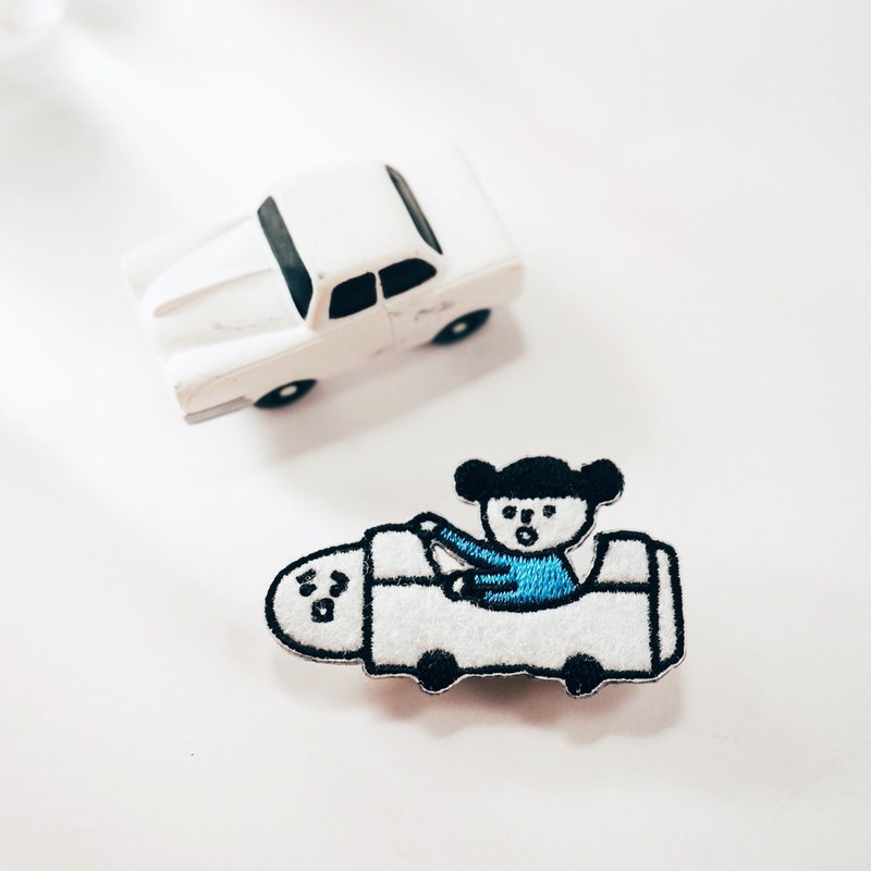 橡皮擦车 / 刺绣别针 或刺绣贴 - 胸针 - 绣线 白色
