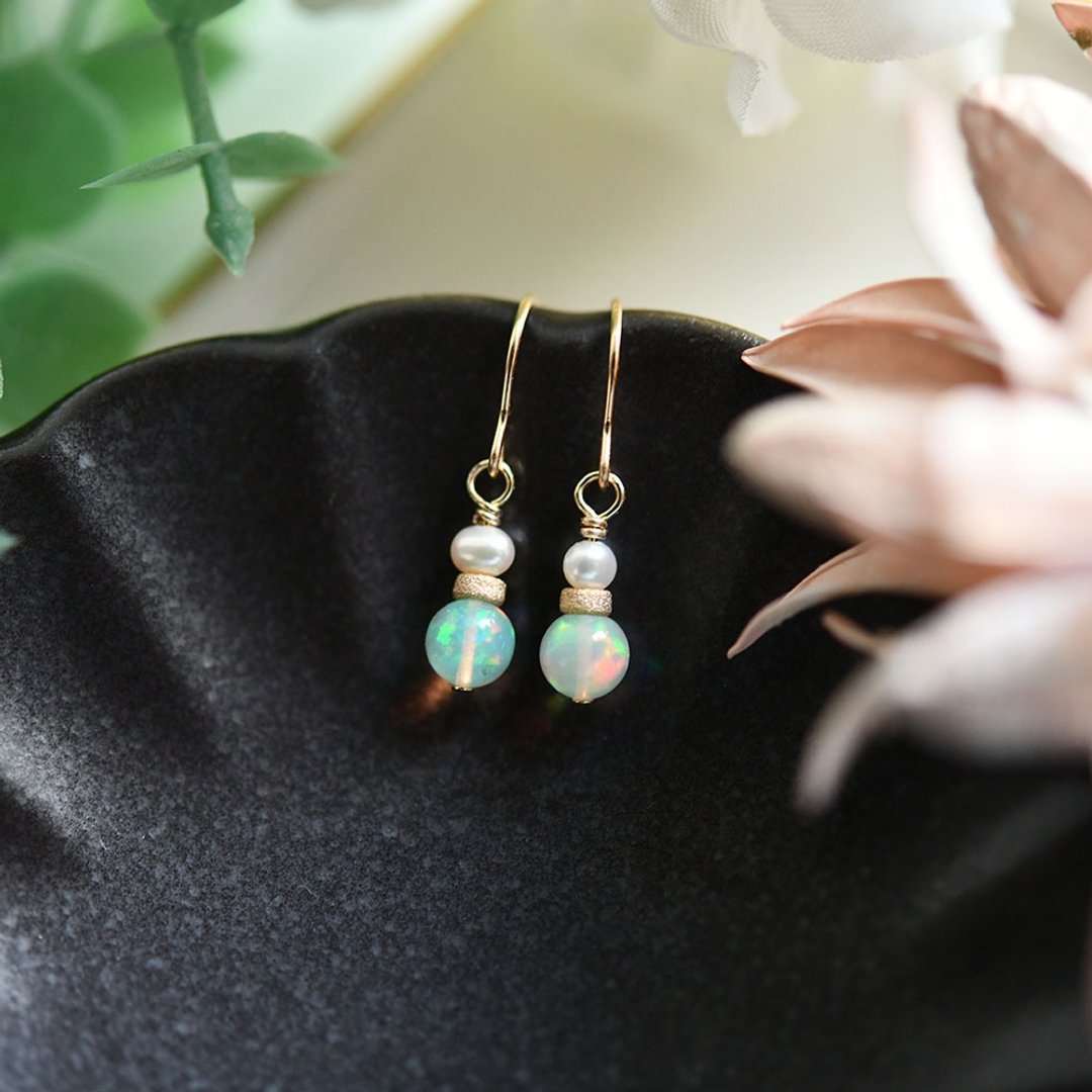 Wish come true Ethiopian opal and pearl stud earrings October birthstone - 耳环/耳夹 - 宝石 多色