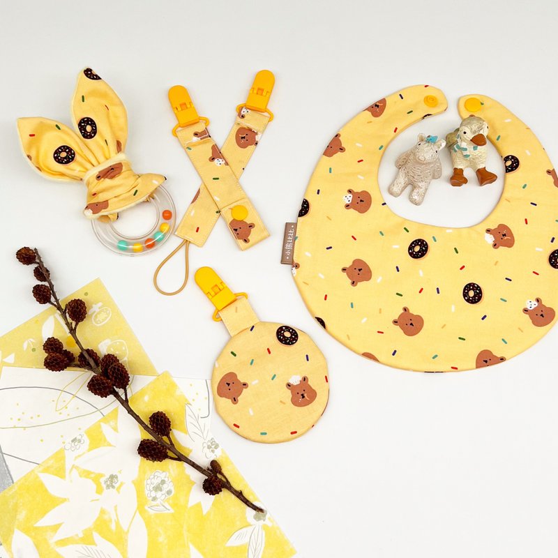 【 小熊比比】巧克力米甜甜圈小熊围兜平安符袋弥月组 - 围嘴/口水巾 - 棉．麻 黄色