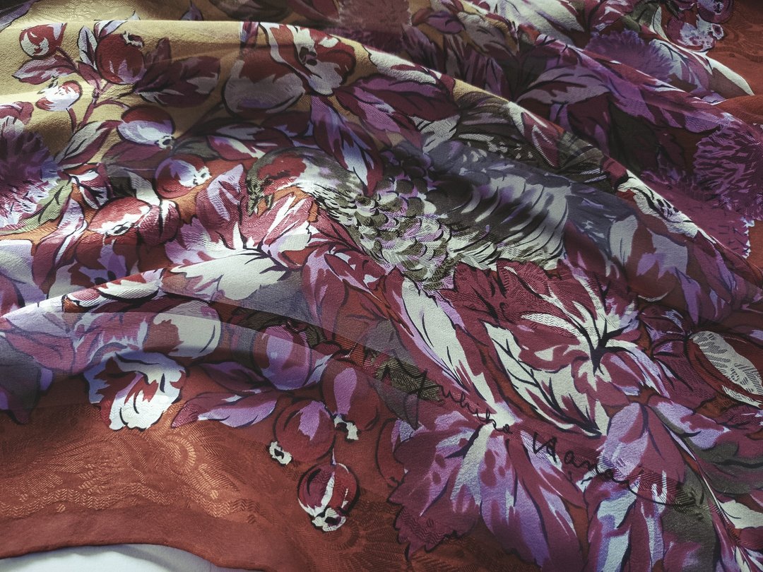 日本设计师品牌 Yukiko Hanai 丝巾，39 寸，缇花织纹，100% 丝绸织造，赠礼佳品 - 丝巾 - 丝．绢 红色