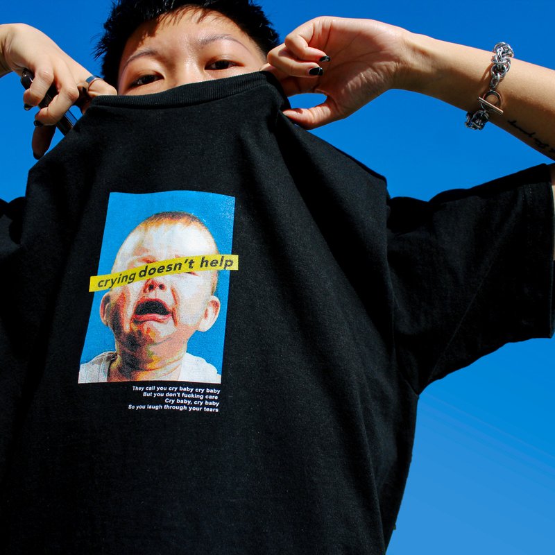 黑色 Crybaby Print Tee | 移民礼物 香港设计 短袖 T - 中性连帽卫衣/T 恤 - 棉．麻 黑色