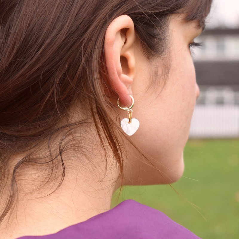 珍珠母心形耳扣式耳环 | by Ifemi Jewels - 耳环/耳夹 - 其他材质 金色