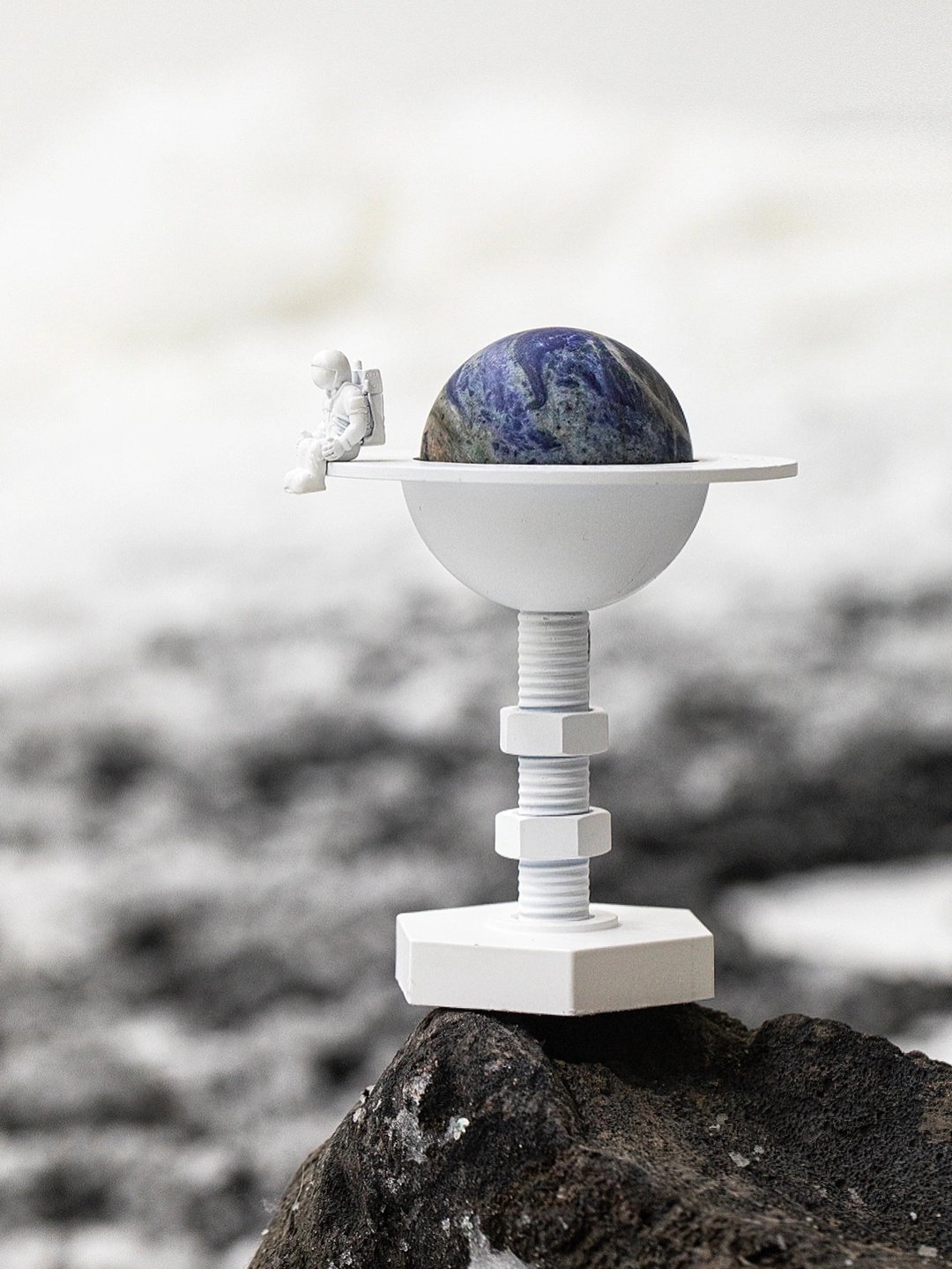 【福利品】太空人蓝纹石星球发射台扩香石 野水 - 香薰/精油/线香 - 其他金属 白色