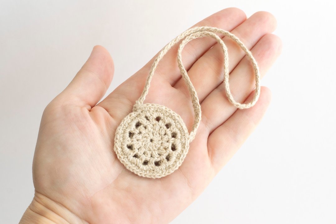 Round crocheted bag in Boho style for doll Paola Reina, mini bag, 娃娃针织, 娃娃配件 - 玩偶/公仔 - 环保材料 灰色