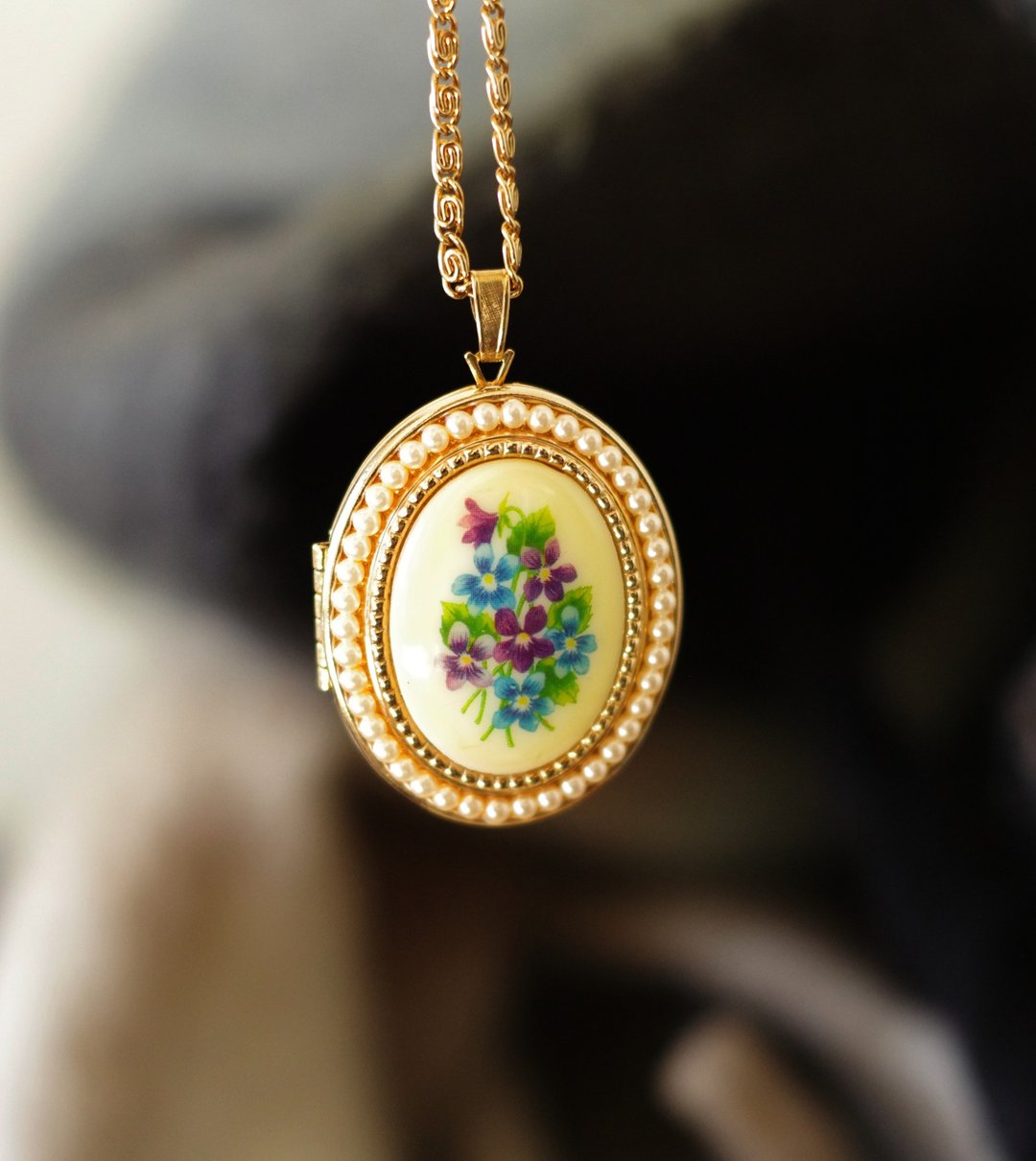 古董1973年金色古典印花珍珠相片locket项链 Avon N568 - 项链 - 其他金属 金色