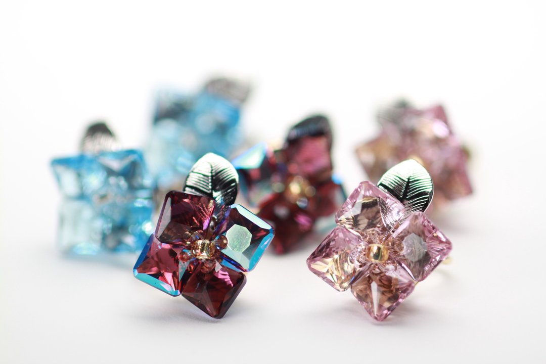 Hydrangea in the Rain Pierced Earrings - 耳环/耳夹 - 水晶 紫色