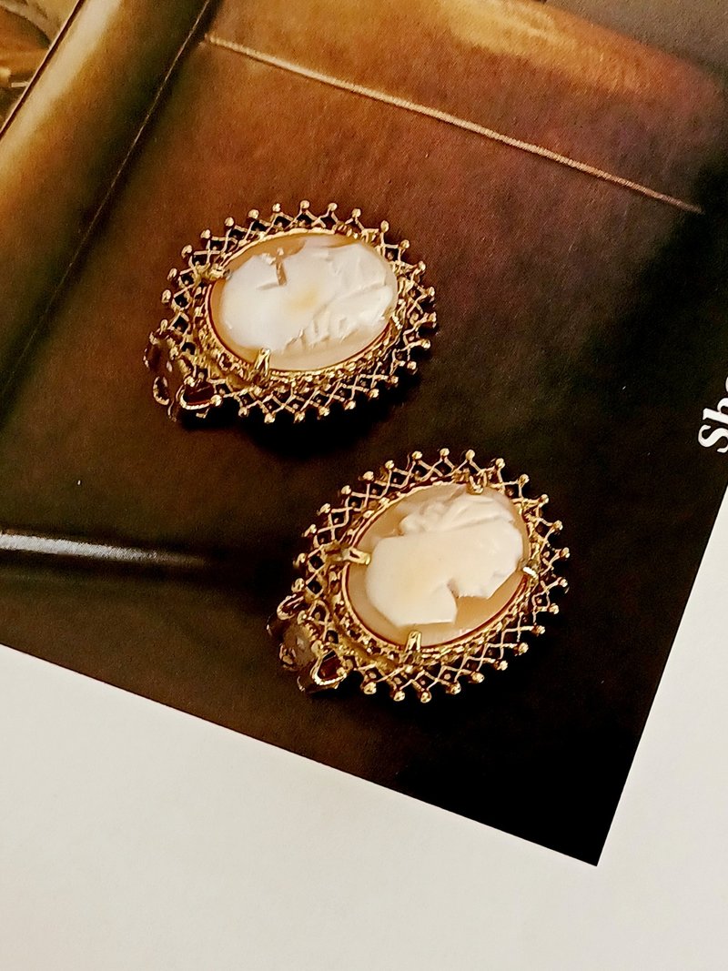 A vintage jewelry    Florenza 古董 CAMEO 贝雕女神 夹式耳环 - 耳环/耳夹 - 其他金属 