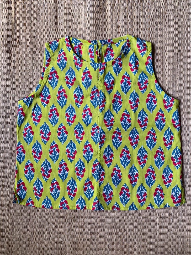 Sleeveless shirt with red flower pattern by Indian industrial block technique - 女装上衣 - 其他材质 多色