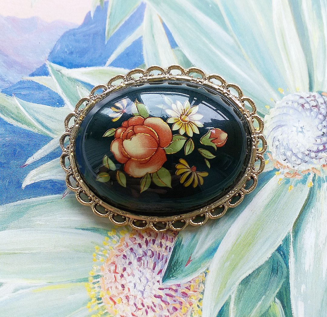 Vintage Jewelry 西洋古董饰品 1928 黑底苗金边 花卉压纹 别针 - 徽章/别针 - 其他金属 黑色