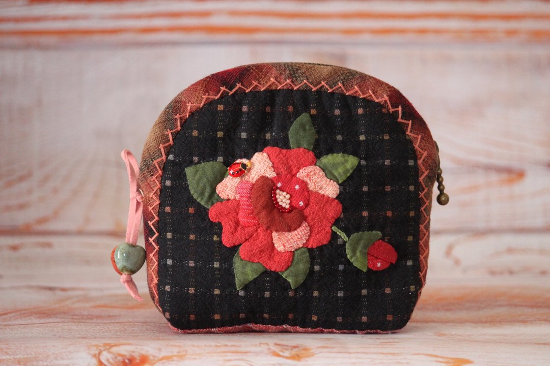 Japanese patchwork coin purse with Rose, Small bag for woman - 零钱包 - 其他材质 黑色
