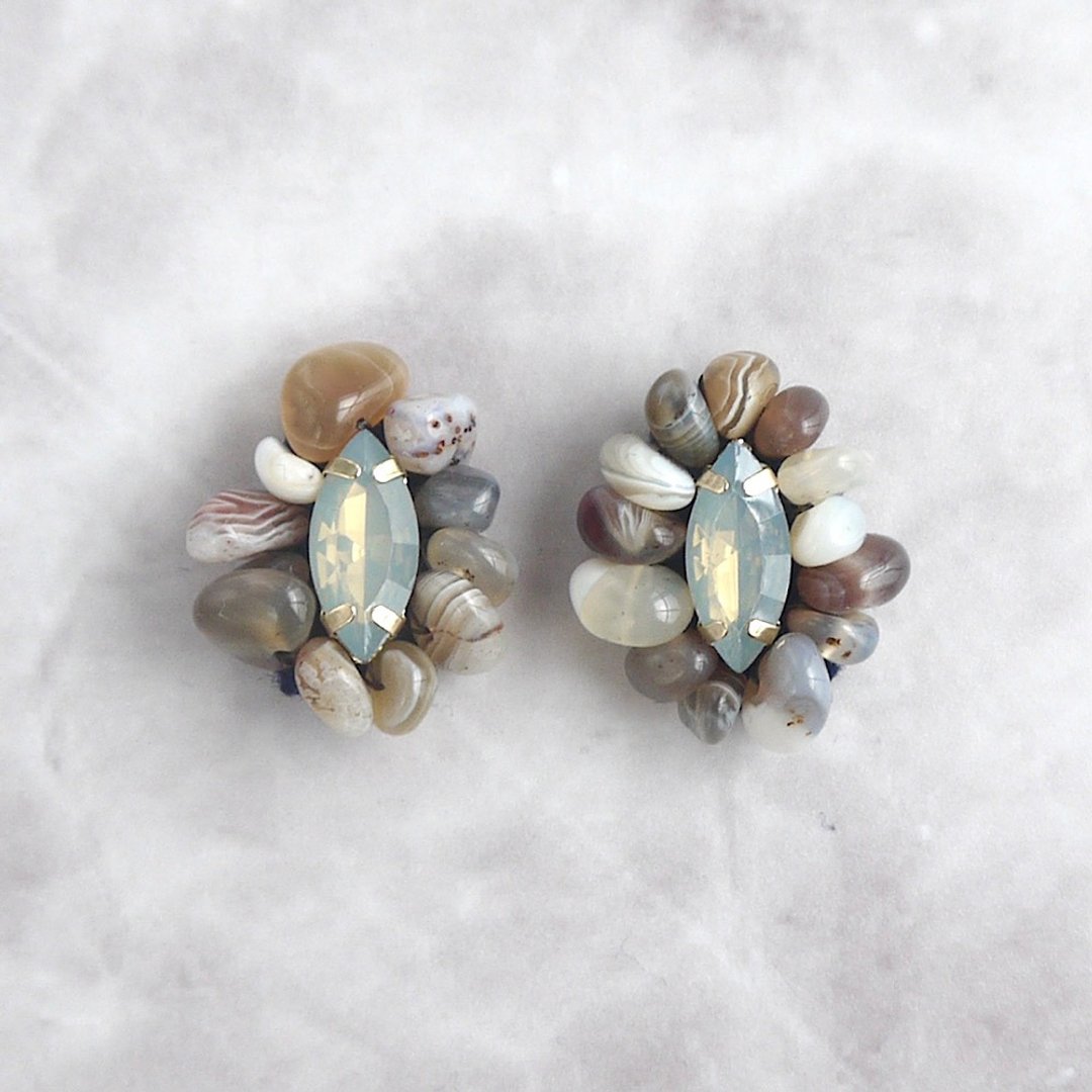 Natural stone embroidered earrings [cloudy sky] Botswana agate - 耳环/耳夹 - 半宝石 灰色