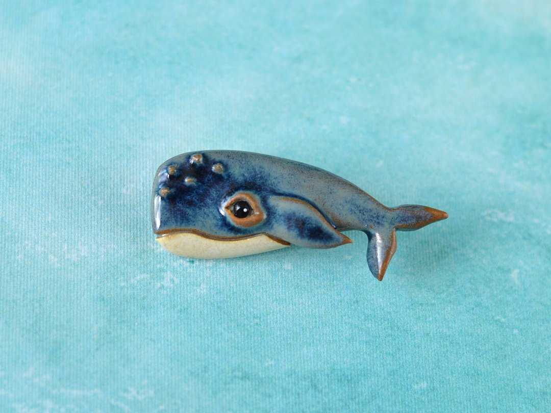 Blue whale ceramic pin brooch - 胸针 - 陶 蓝色