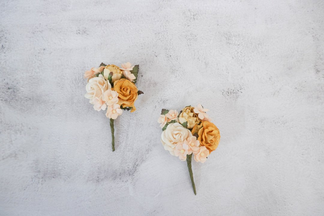 Ore yellow flowers boutonniere, buttonhole, wedding corsage - 胸花/手腕花 - 纸 金色