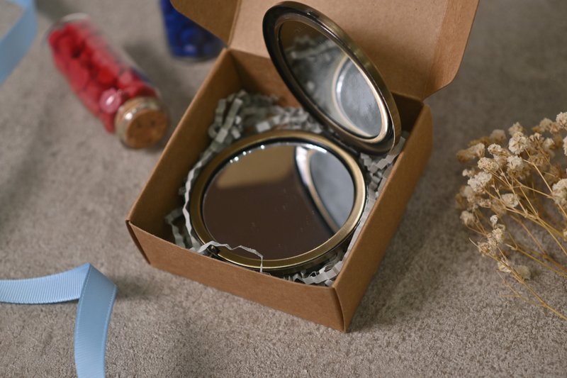 花漾圆镜 随身镜 粉红钮扣礼盒包装 - 彩妆刷具/镜子/梳子 - 玻璃 粉红色