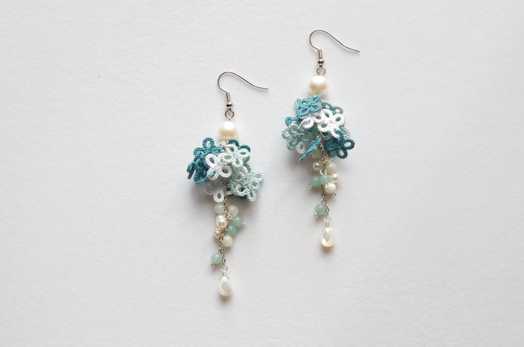 Tatting florets and drop ball earrings frosty blue - 耳环/耳夹 - 棉 蓝色