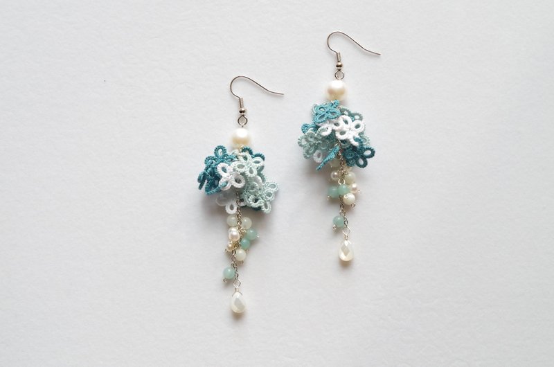 Tatting florets and drop ball earrings frosty blue - 耳环/耳夹 - 棉．麻 蓝色