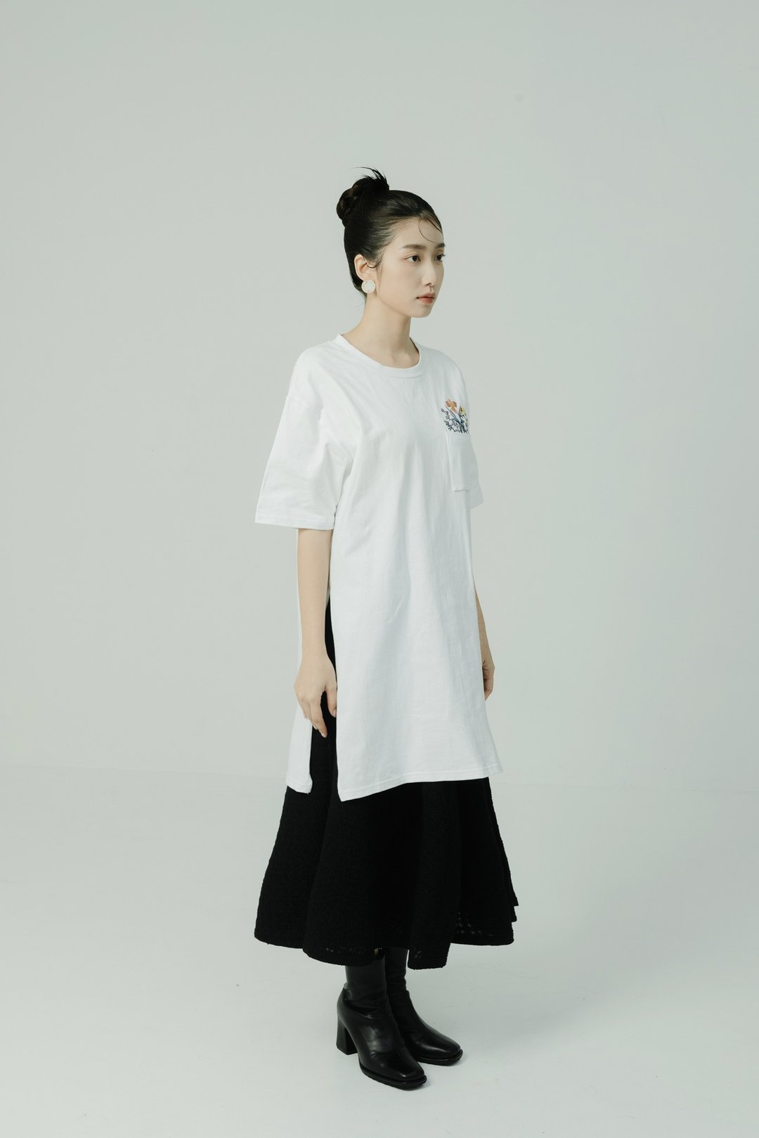 心斋坐忘/白色长版口袋小花园刺绣T-Shirt上衣 - 女装 T 恤 - 棉 白色