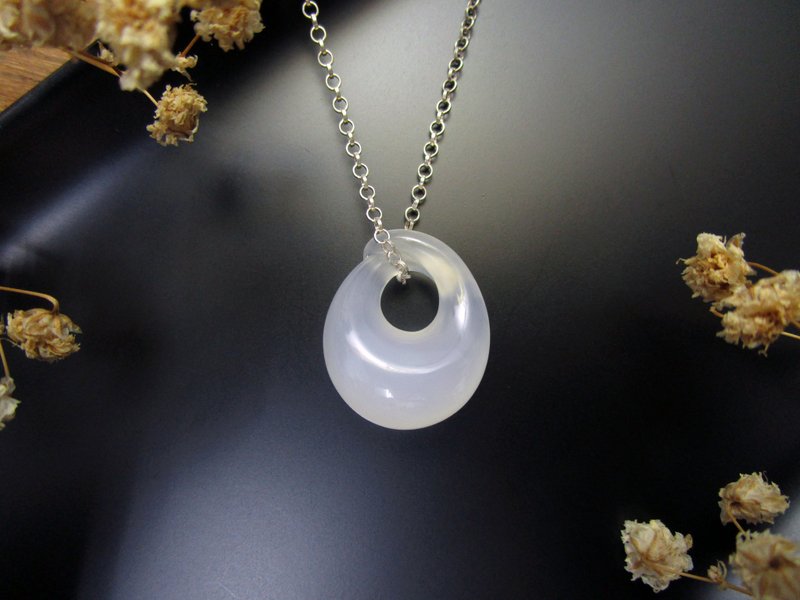 简洁设计-拥抱 白玉髓/雕刻设计饰品双面 - 项链 - 玉石 透明