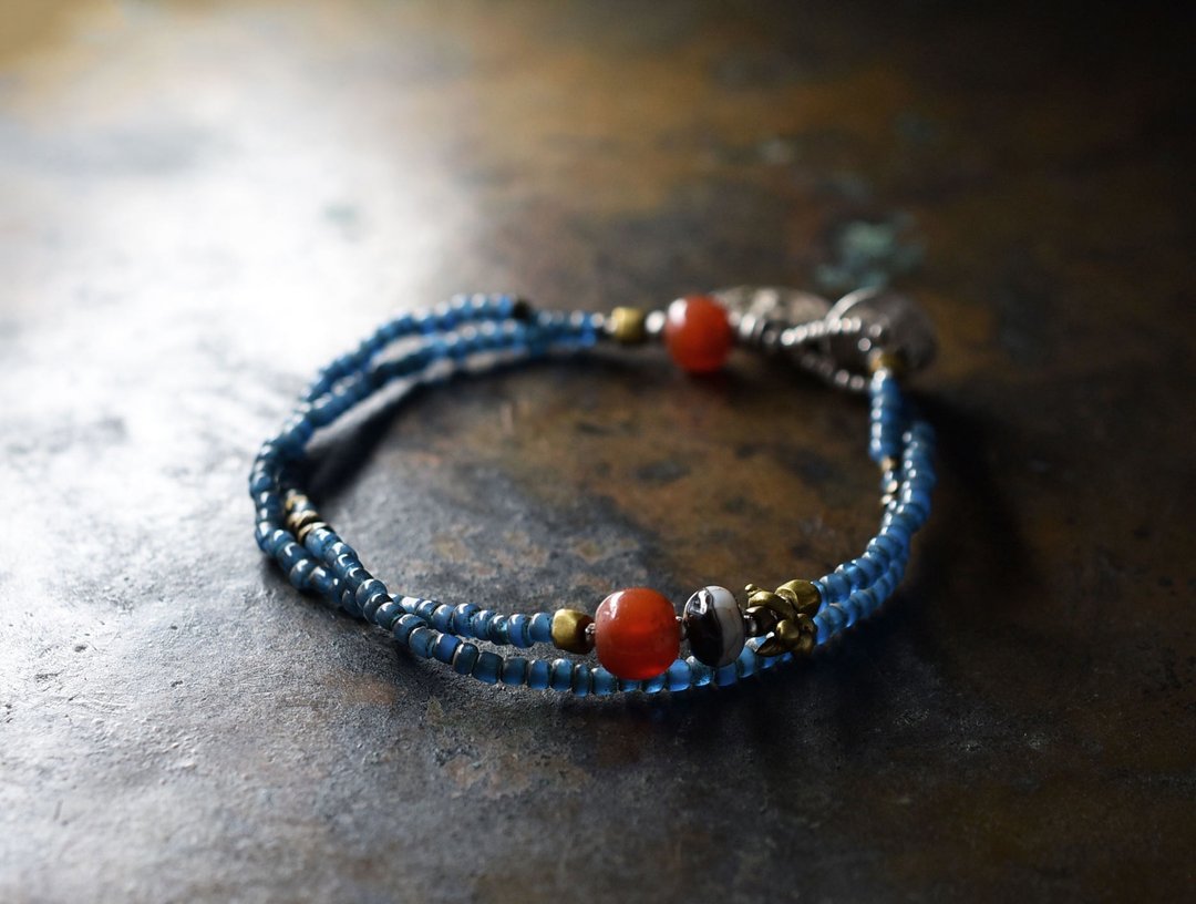 Mizoram Carnelian, Ancient Agate, Old Orissa Brass, Jay Blue Seed Beads, Indian Silver Charm Bracelet - 手链/手环 - 玻璃 蓝色