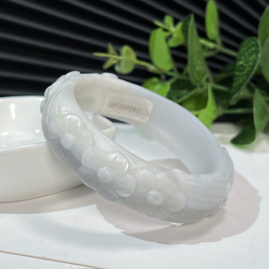 和田玉烟灰手镯58MM 老料烟白半盆渐变浮雕连枝梅花玉手环 附证书 - 手链/手环 - 玉石 