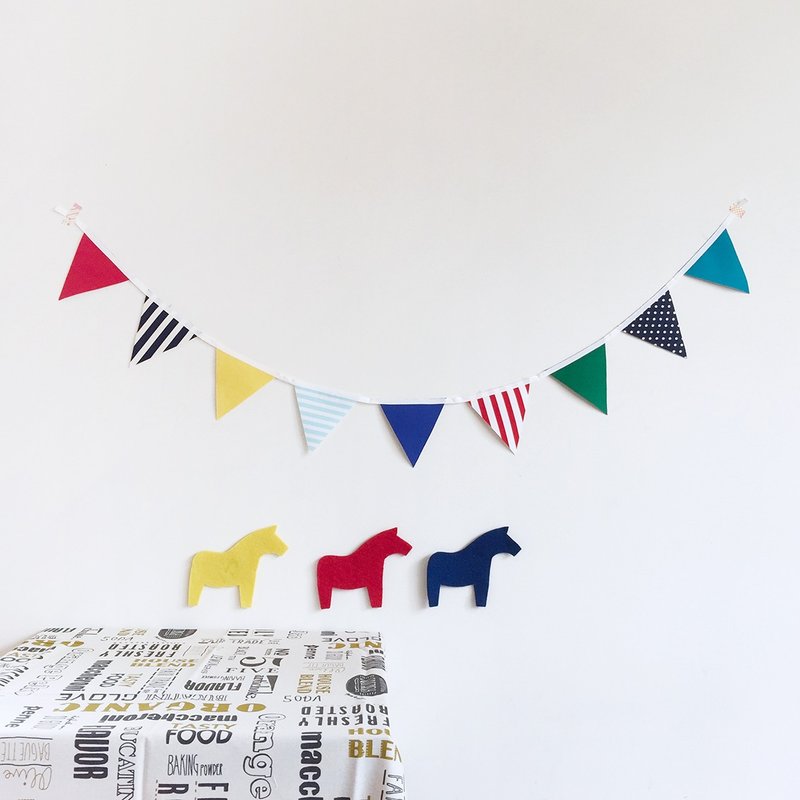 【La la la】缤纷乐 三角旗 / 限量手工 / 生活风格 / 布置小物 - 墙贴/壁贴 - 棉．麻 