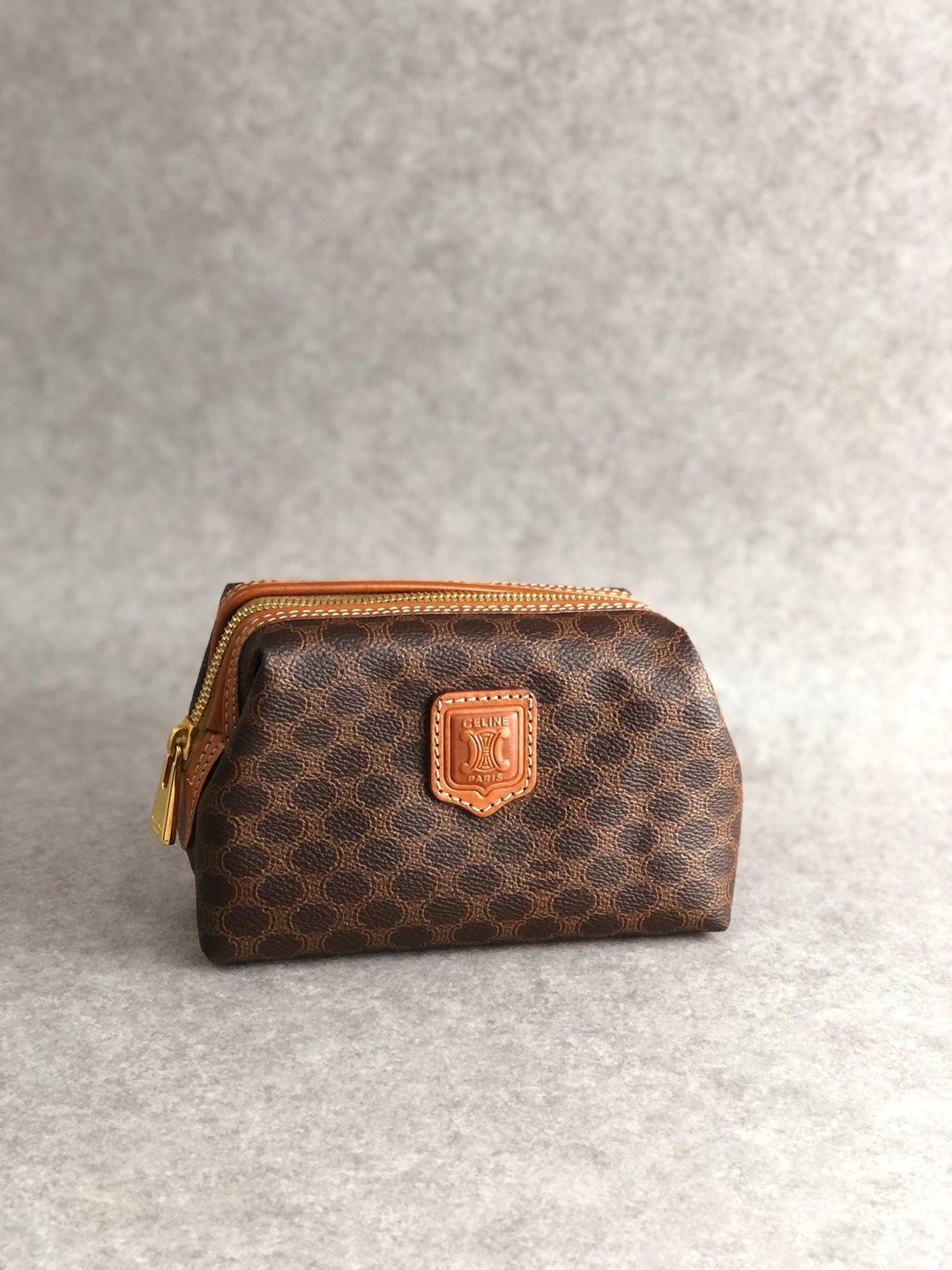【 日本直送 名牌中古包 】CELINE  સેલિન Макадам 圆筒包 棕色 压印标志 PVC 皮革 vintage 古董 chci53 - 化妆包/杂物包 - 防水材质 咖啡色