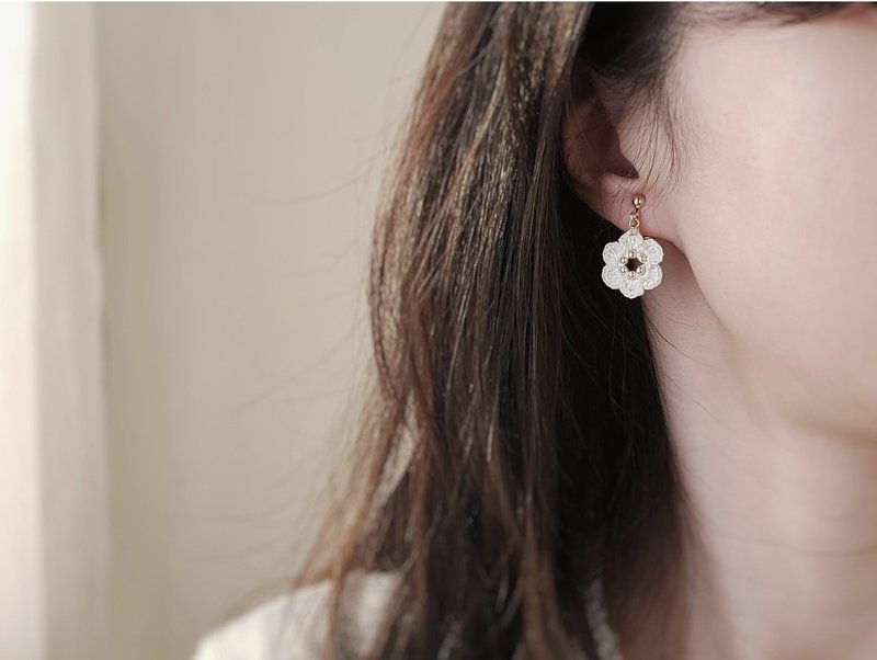 金珠小花 钩针编织 扁扁小花系列 - 耳环/耳夹 - 棉．麻 白色