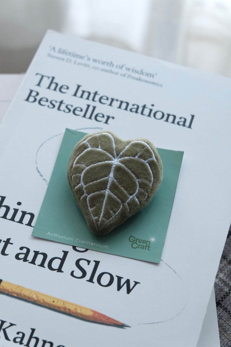 浅绿色叶片刺绣胸针 - 胸花/手腕花 - 其他材质 绿色