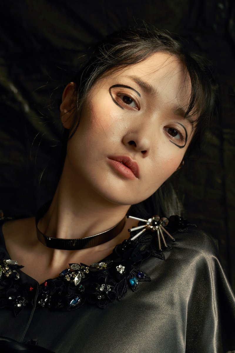 GELÉE 黑色缎面拼接钉珠刺绣蕾丝蝴蝶结绑带洋装礼服 - 洋装/连衣裙 - 丝．绢 黑色