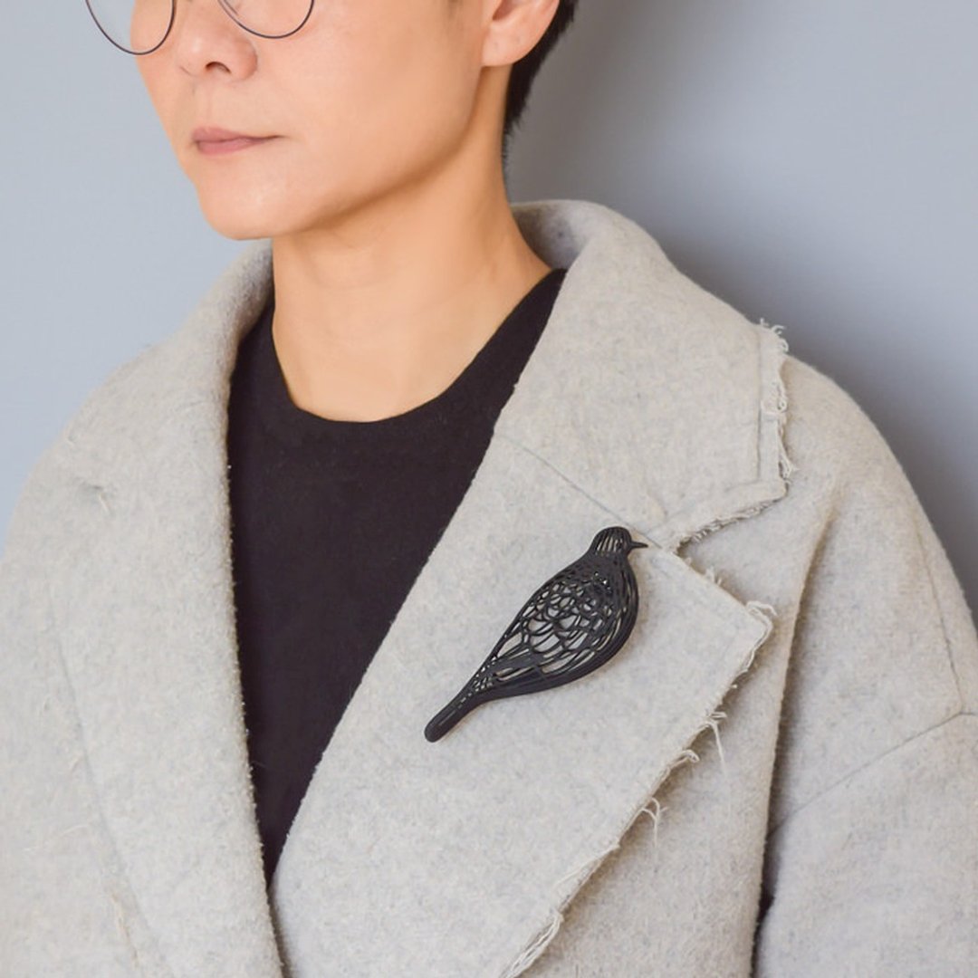 hato brooch black - 胸针 - 塑料 黑色