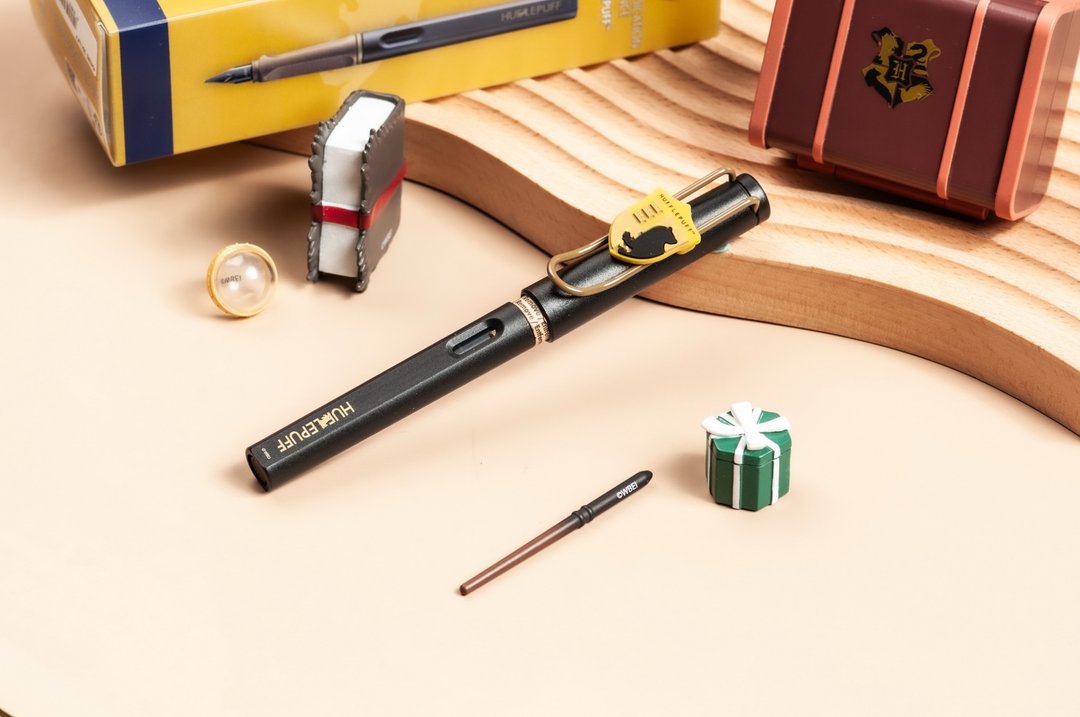 【不可刻字】LAMY 钢笔 限量/SAFARI-Harry Potter 赫夫帕夫 黄色 - 钢笔 - 塑料 黑色