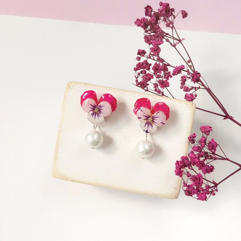 *Haku·Neko* 手绘三色堇桃红色鸳鸯耳后棉棉珠耳环 耳针 - 耳环/耳夹 - 塑料 粉红色