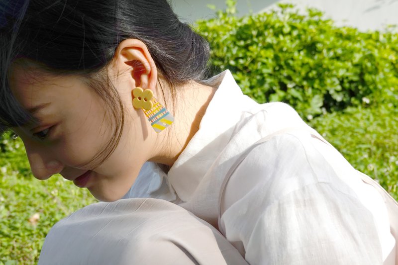 双色花型风车 一起去旅行耳针特别款 (金) - 耳环/耳夹 - 树脂 多色