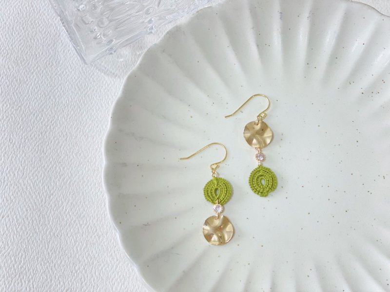 望 手工蕾丝 圆形 波浪弧形金片 925银耳环 - 耳环/耳夹 - 棉．麻 绿色