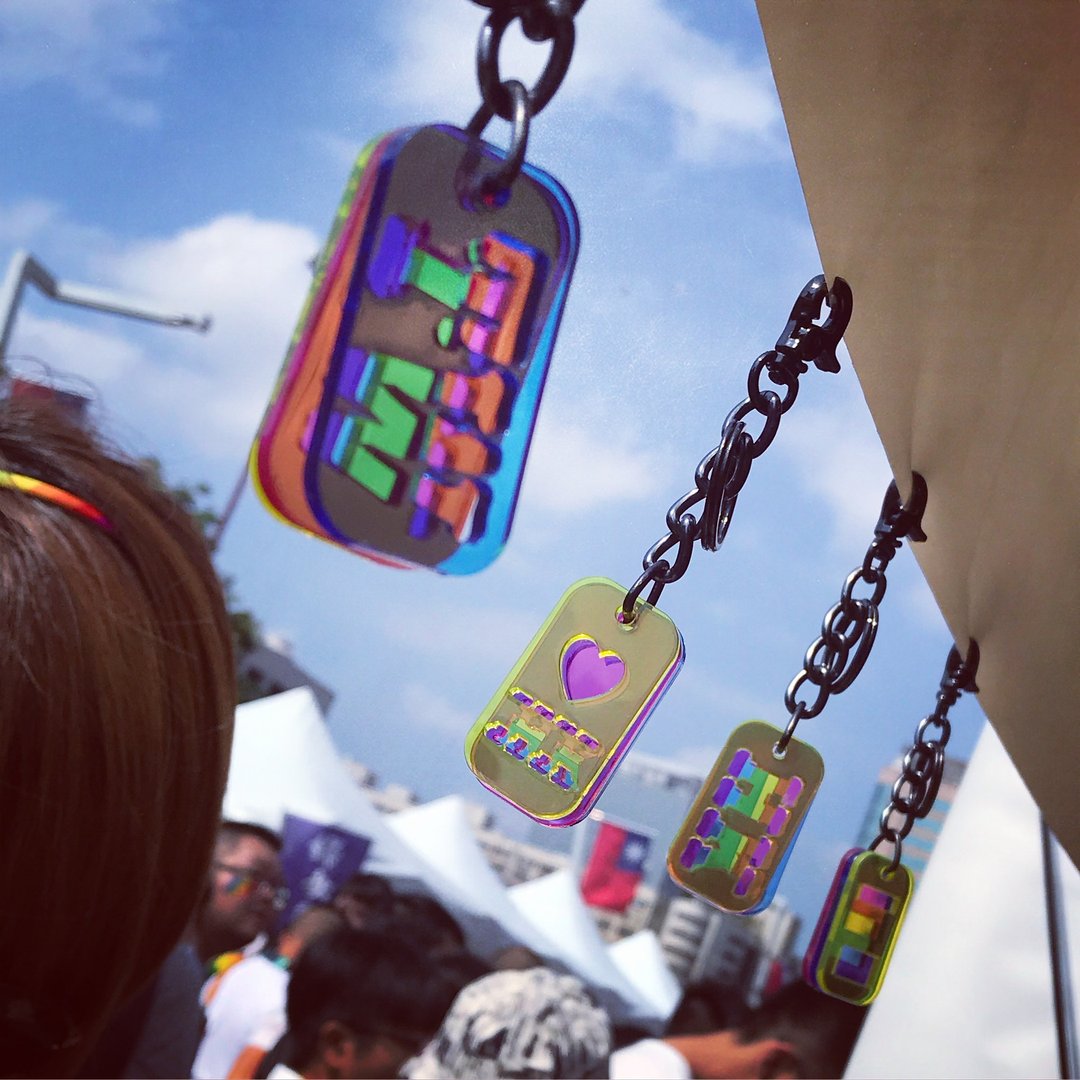 压克力彩虹Dog Tag吊饰 Pride LGBTQ+ - 吊饰 - 塑料 多色