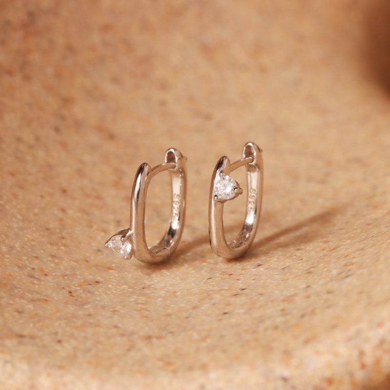 s925銀歐微鑲鋯石幾何設計耳環 不對稱鋯石精緻小鑽耳環耳扣 - 耳环/耳夹 - 银 金色