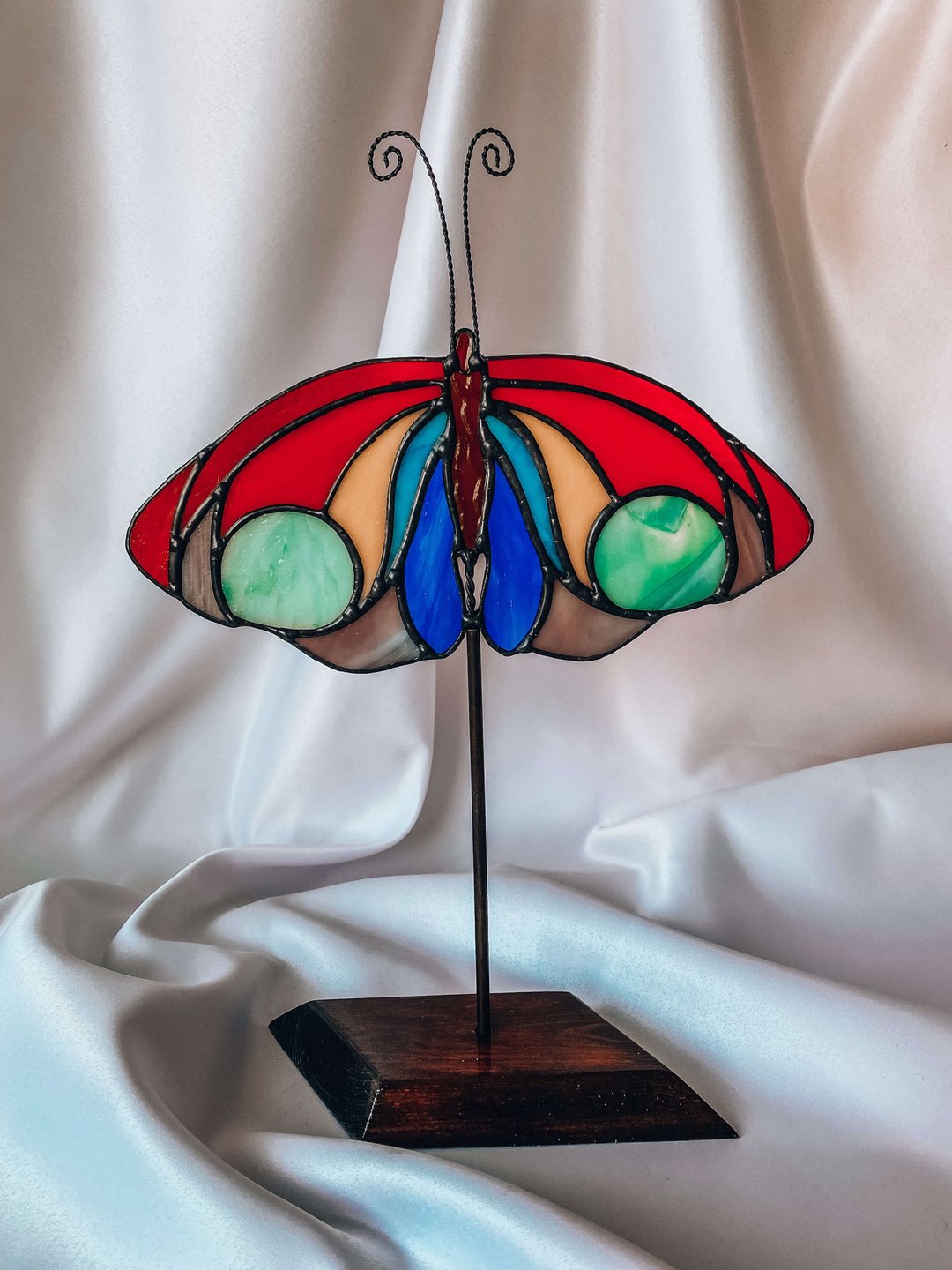 Butterfly Rainbow. Stained glass window suncatcher. Butterfly on a wooden stand. - 摆饰 - 琉璃 多色