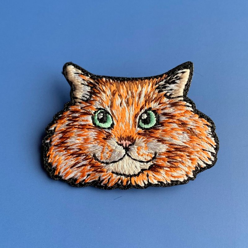 Isomen 胸针，一只正在思考有趣事情的猫 - 胸针 - 绣线 橘色