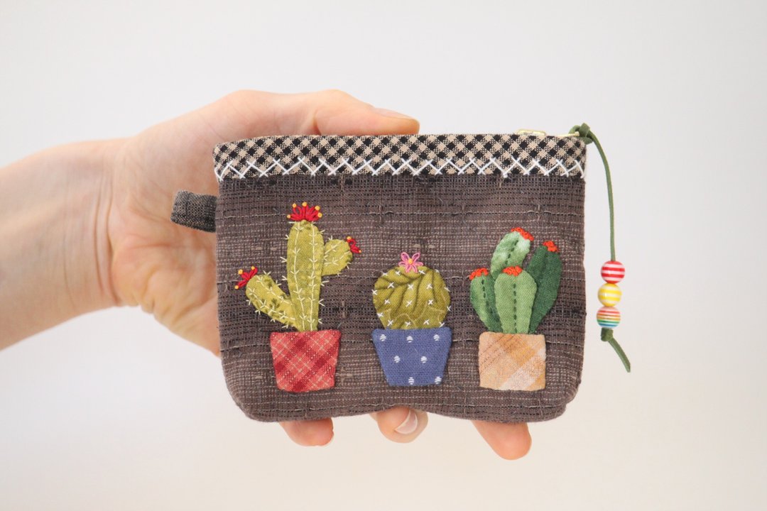 Quilted Small Cosmetic Bag made in Japanese patchwork style with Cactuses - 化妆包/杂物包 - 其他材质 多色