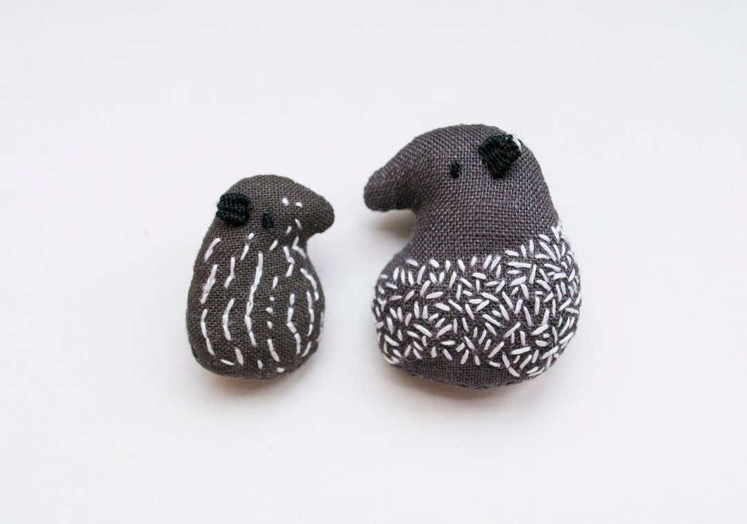 貘親子胸針 Tapir parent and child mini brooch pins - 胸针 - 棉 灰色