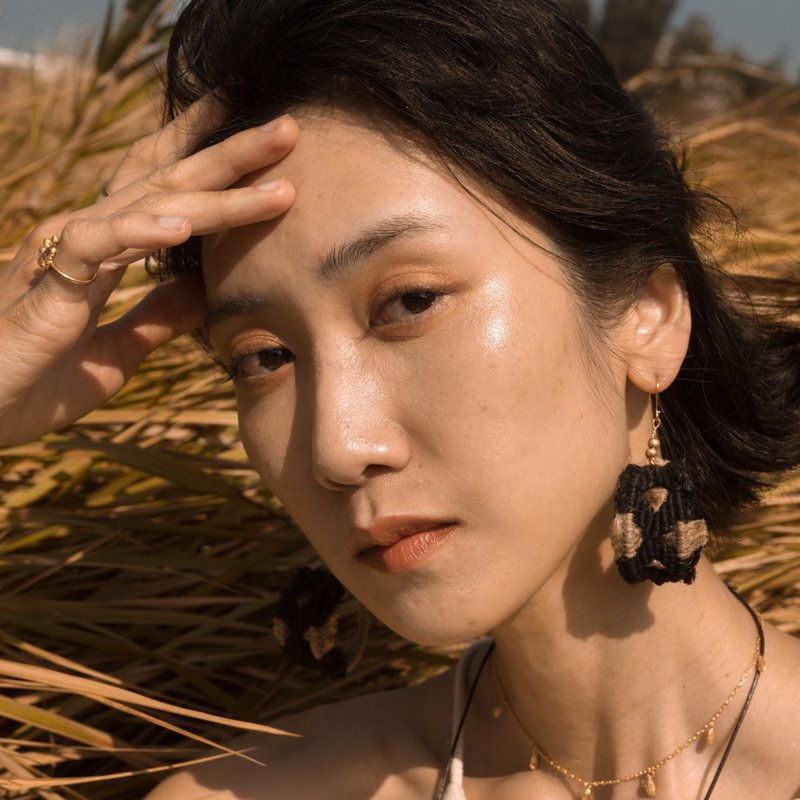 破土而生  Macramé 环形镂空 编织耳环 土壤黑 - 耳环/耳夹 - 棉．麻 黑色