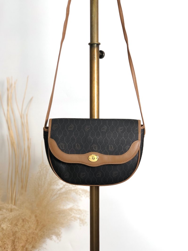 【 日本直送 名牌中古包 】Christian Dior 迪奥 蜂巢格纹 侧背包 黑色 Logo PVC皮革 4amtif - 侧背包/斜挎包 - 防水材质 黑色