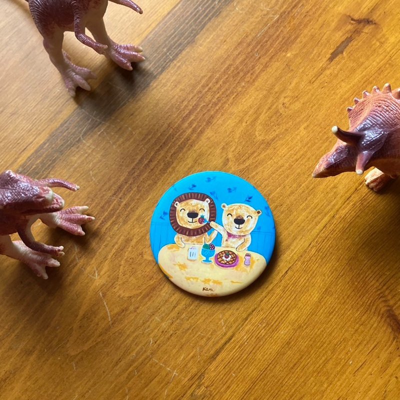 插画雾面大胸章-狮子的小约会 - 胸针 - 其他材质 多色